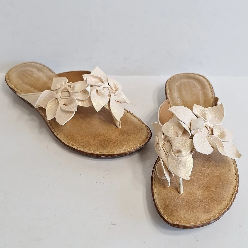 Clarks Cream Leather Metallic Coquette Sandal with Floral Embellishment Size 7.5
